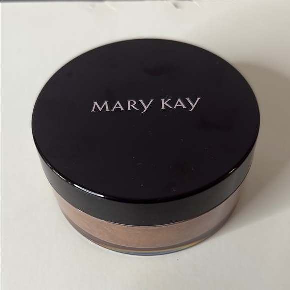 Mary Kay Brown Setting Powder for a Flawless Finish - Picture 2 of 4